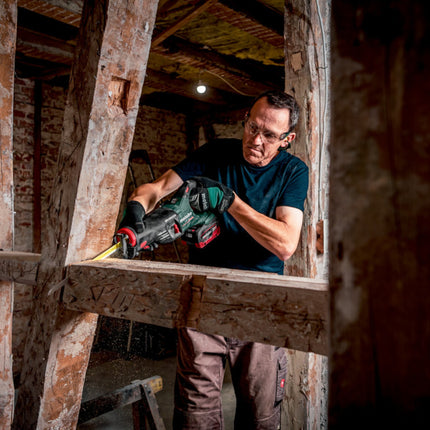 Sierra sable a batería Metabo SSEP 18 LT BL 18 V 32 mm sin escobillas + 2x batería LiHD 8,0 Ah + cargador