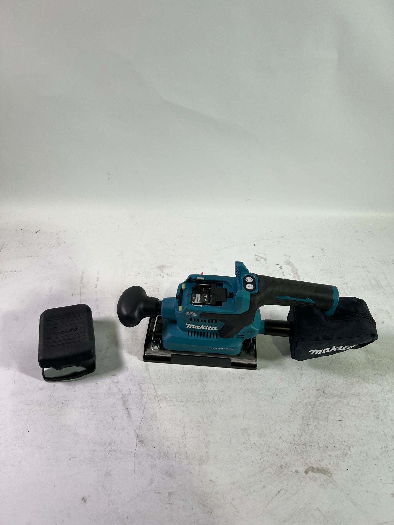Makita DBO 380 Z Akku Schwingschleifer 18 V 93 x 185 mm Brushless Solo ohne Akku ohne Ladegeraet Reparaturgeraet 0 - toolbrothers