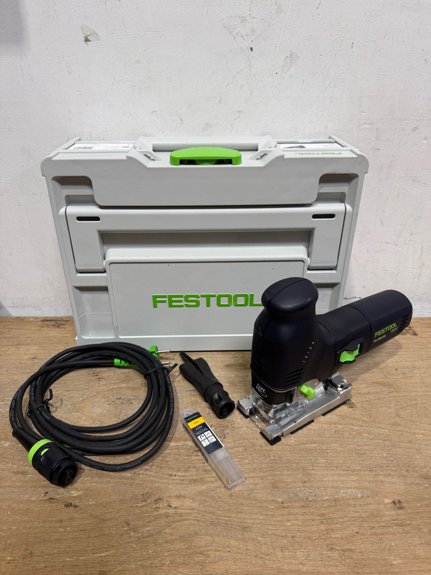 Festool TRION PS 300 EQ Plus Pendelstichsaege 720 W 576041 2x Saegeblatt Splitterschutz systainer Nachfolger von 576615 Leicht Gebraucht 0 - toolbrothers