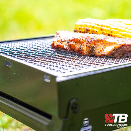 Toolbrothers Griglia a carbonella portatile da esterno per il campeggio Set di montaggio senza attrezzi 43 x 29 x 23 cm nero + posate, guanti e tazze per grigliare 8 pz.